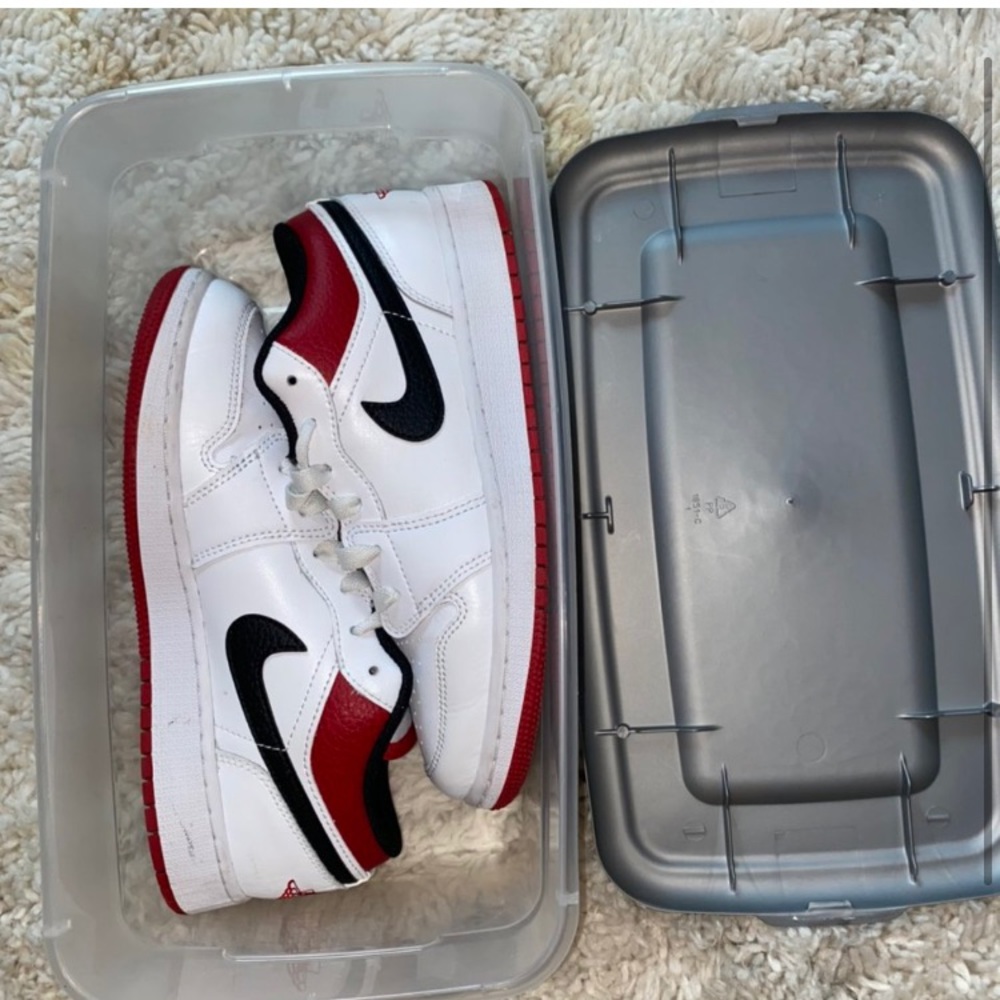 Air Jordan 1 lows, worn once , no scratches sz 5.5